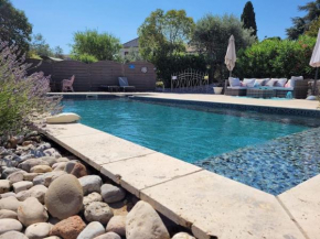 Maison avec piscine, oliviers, belle vue, au calme